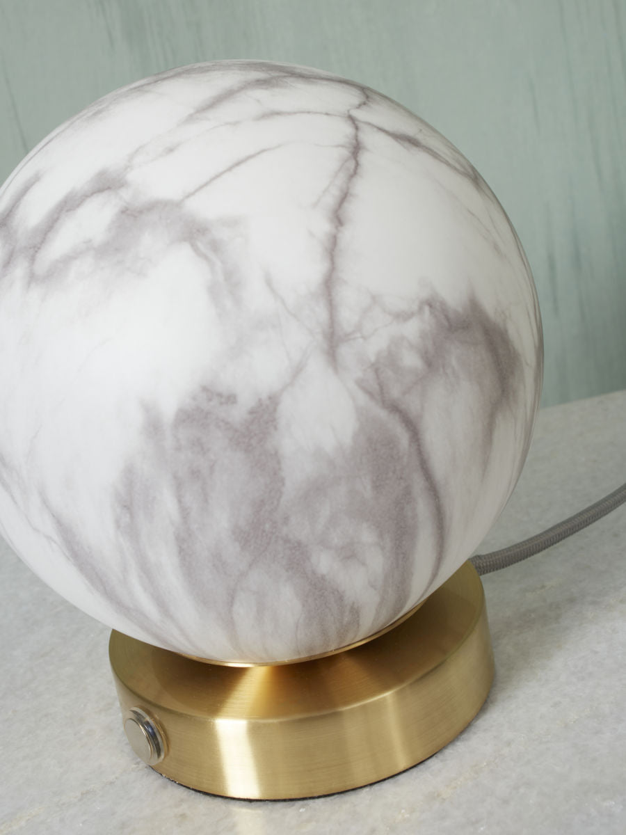 It's About RoMi Bordlampe Carrara globus, hvid marmor print/guld