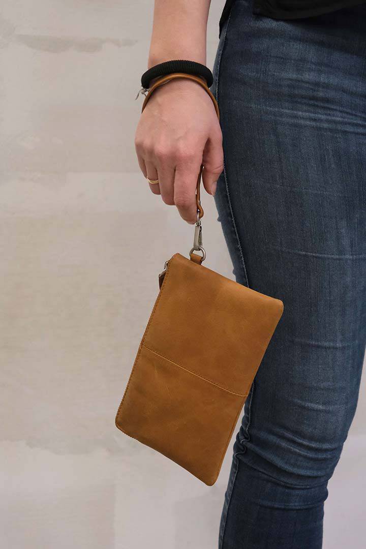 Trademark Living Alpha clutch i læder - brun