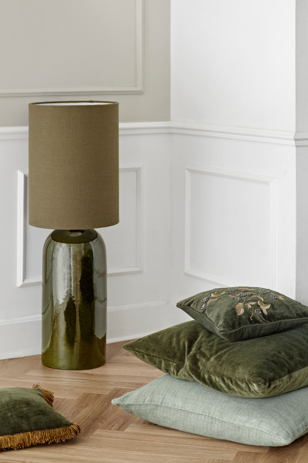 Cozy Living Asla Lamp w. Lampshade - ARMY